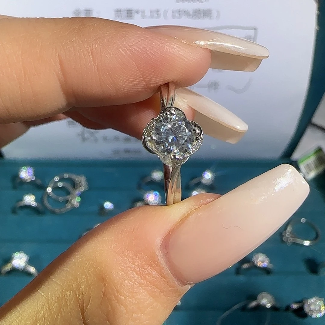 足铂镶嵌实验室培育钻石一克拉花苞钻戒16圈口