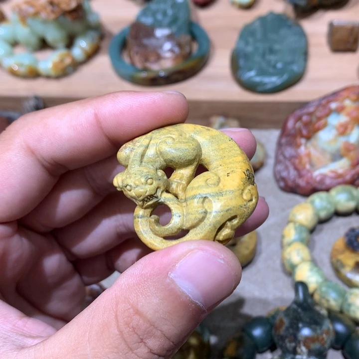 未镶嵌岫岩河磨玉（透闪石质玉）挂件