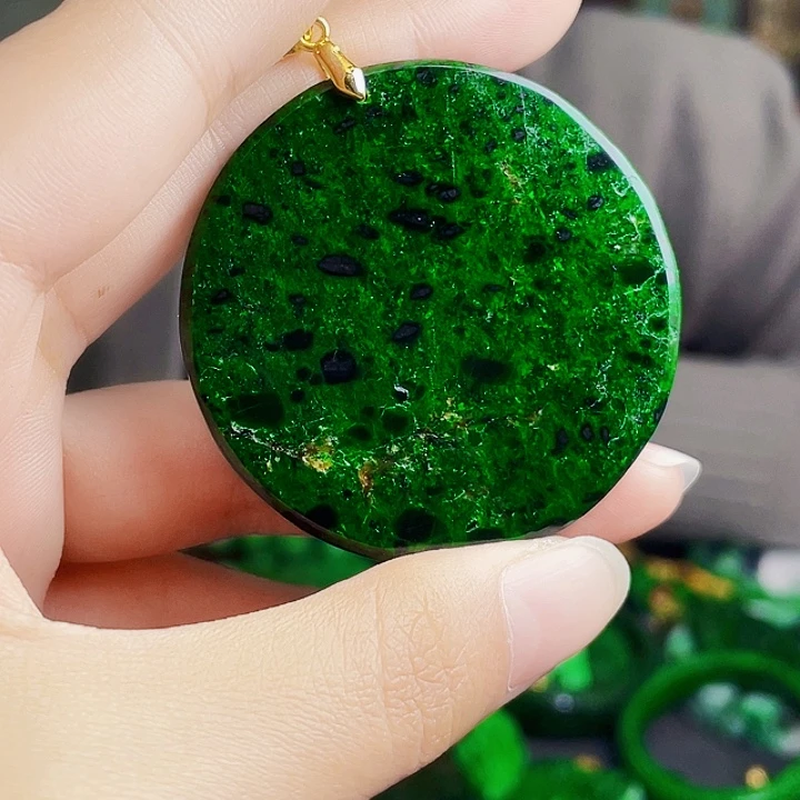 翡翠未镶嵌颈饰多样性