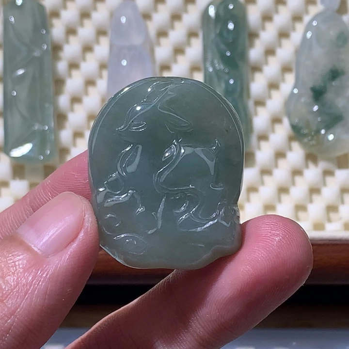 翡翠未镶嵌颈饰鹿牌