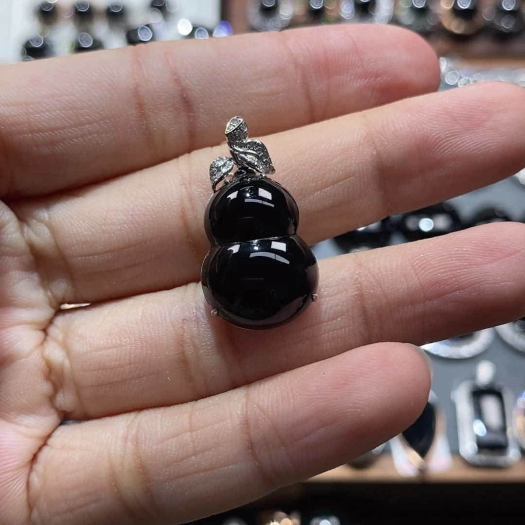 翡翠18K金镶嵌颈饰葫芦