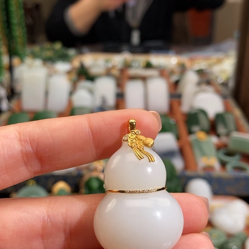 【闪购商品】颈饰18K金镶嵌和田玉