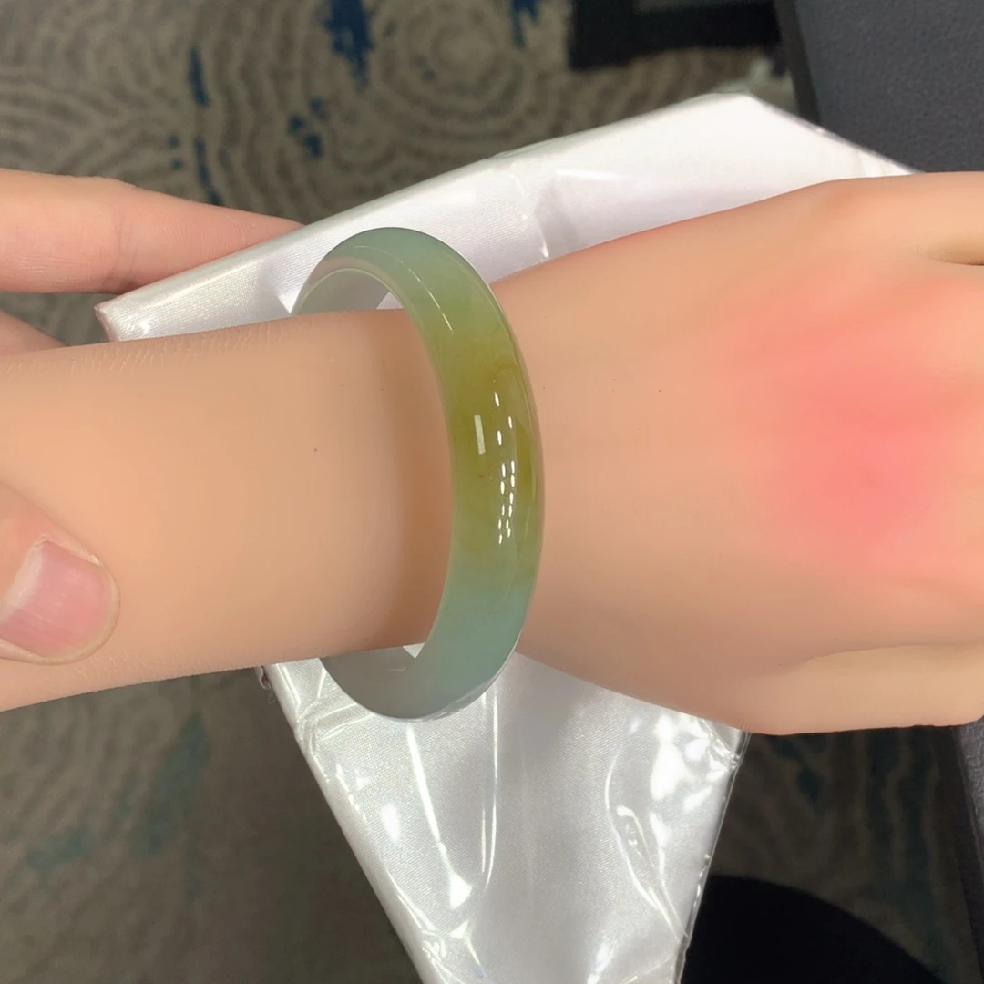 翡翠手镯未镶嵌翡翠