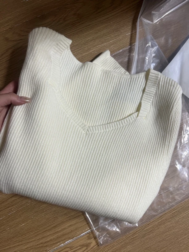 灰灰呀！实穿单品！开春显瘦穿搭！桃心领针织衫