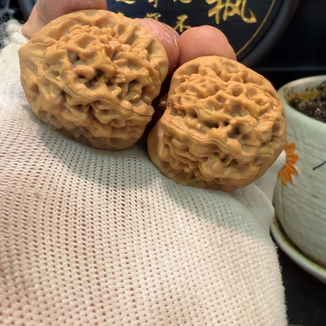 文玩核桃把件关****哟秦闷核桃