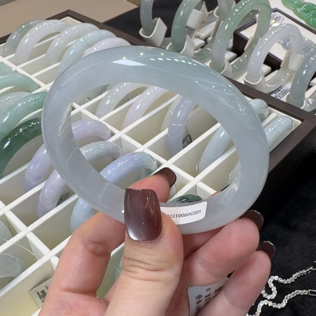 翡翠未镶嵌手镯天空蓝