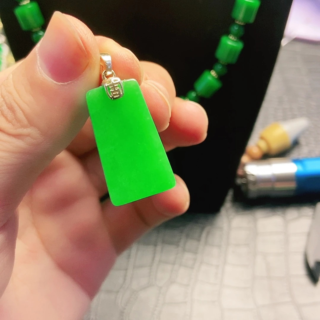 颈饰18K金镶嵌翡翠