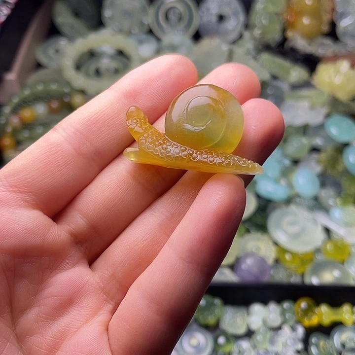 蛇纹石玉合金颈饰蜗牛