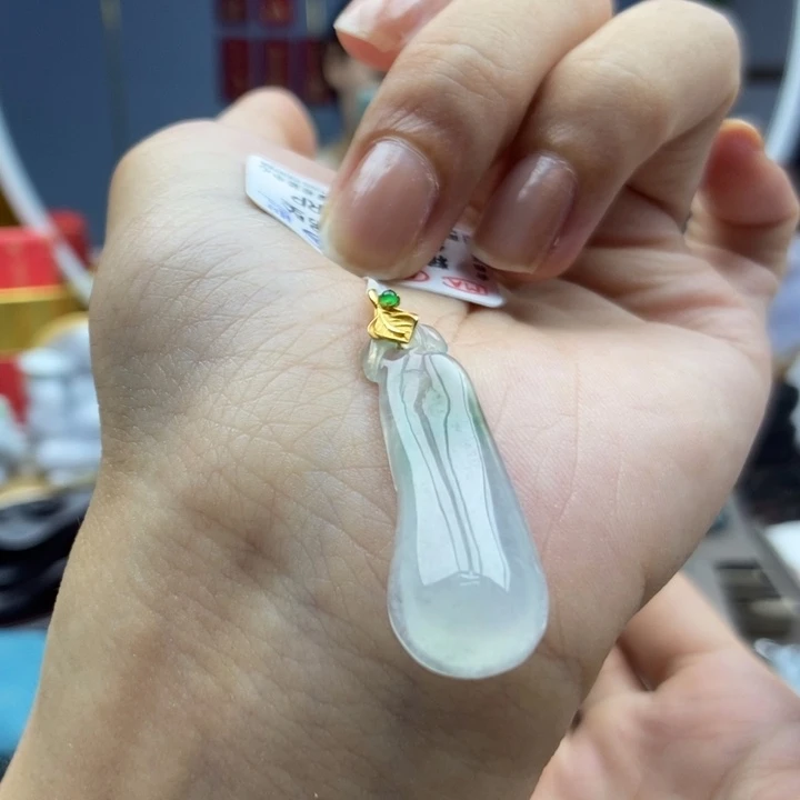 翡翠18K金镶嵌颈饰吊坠