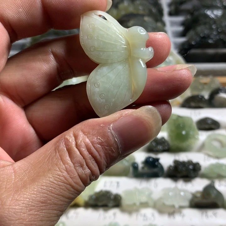 蛇纹石玉未镶嵌颈饰蝴蝶