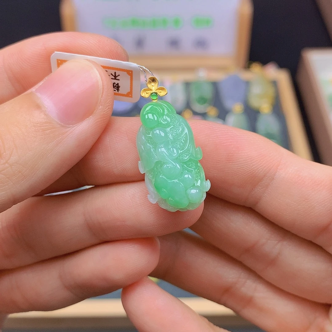 翡翠18K金镶嵌颈饰翡翠