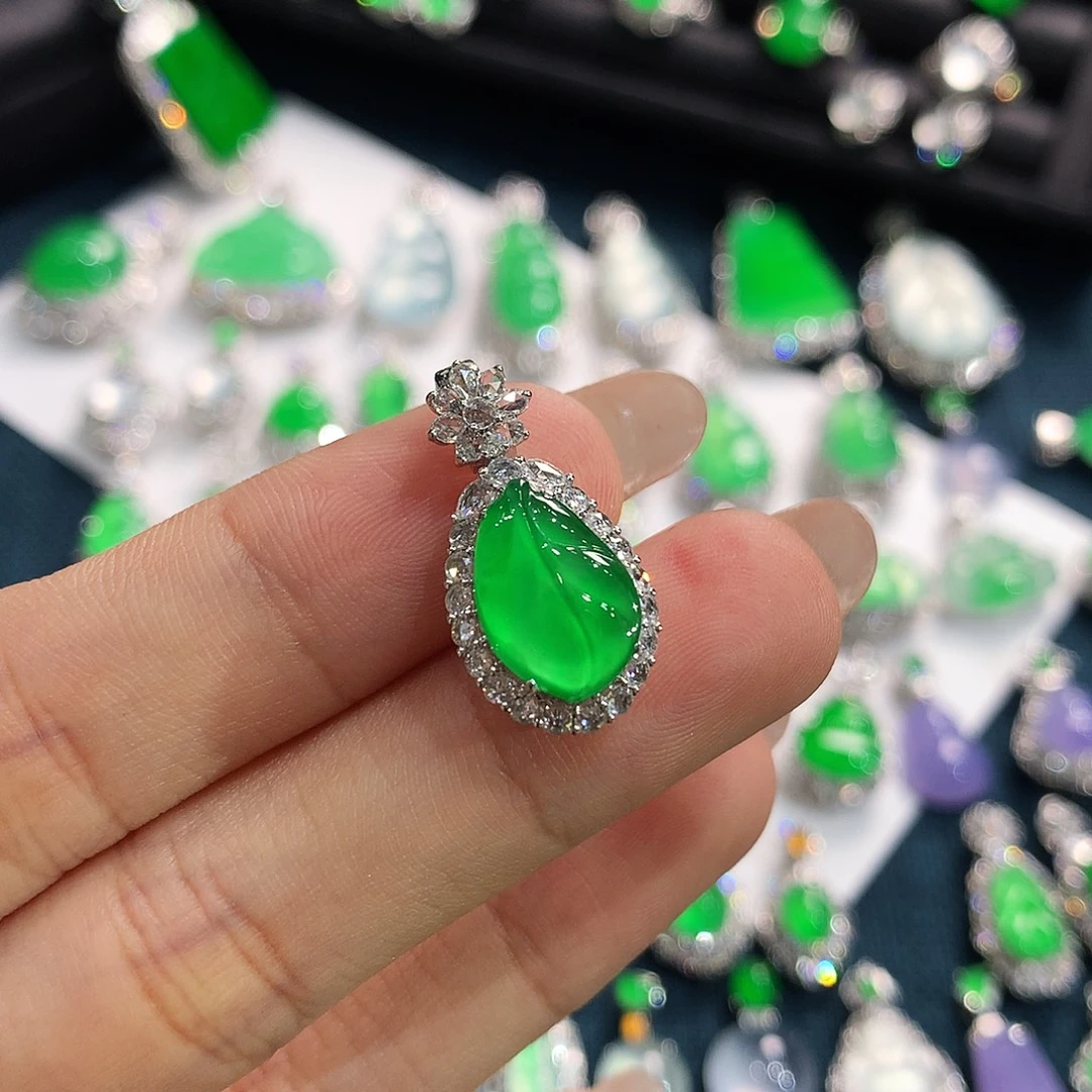翡翠18K金镶嵌颈饰