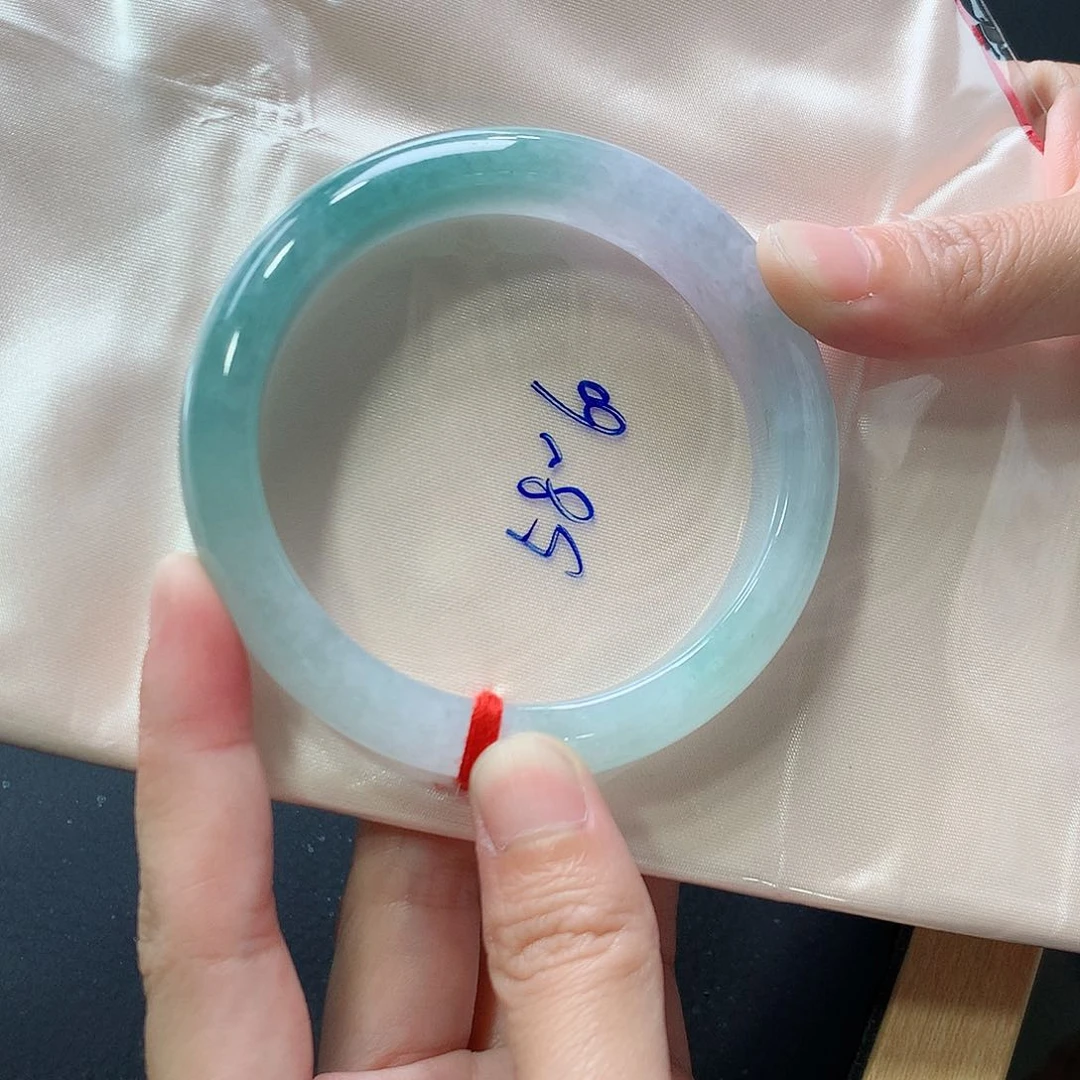 翡翠手镯未镶嵌翡翠