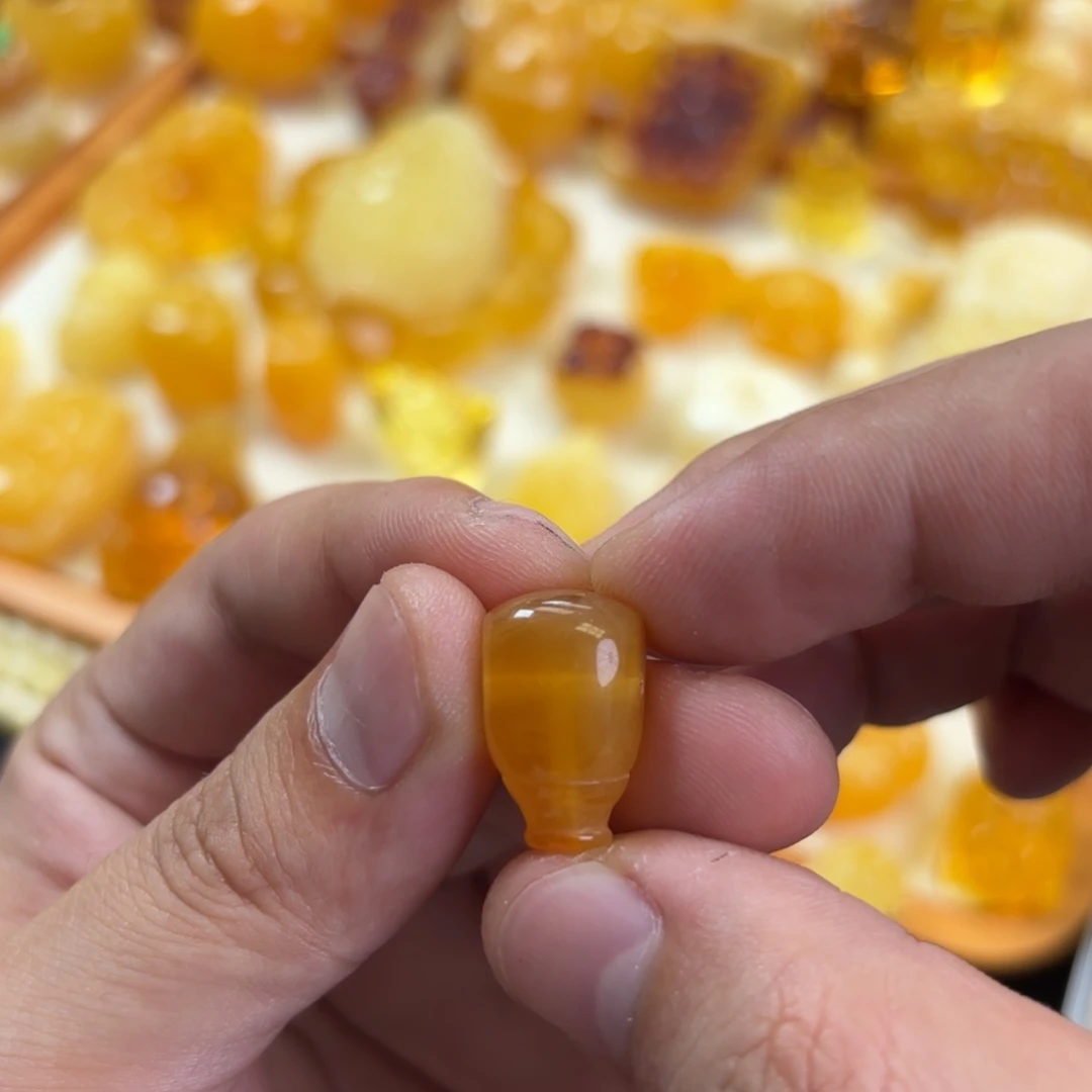 蜜蜡未镶嵌裸石三通