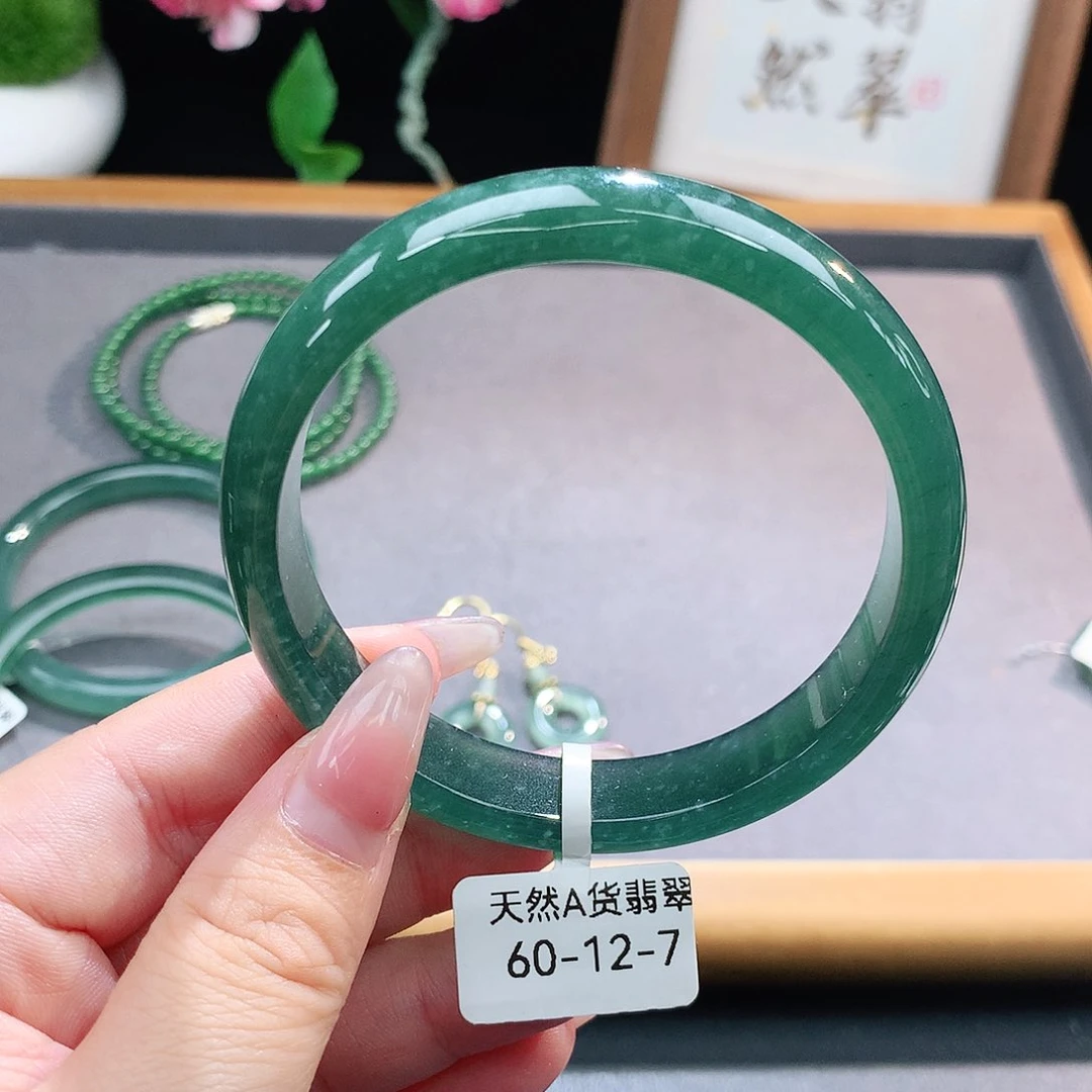 未镶嵌手镯（圆镯）翡翠