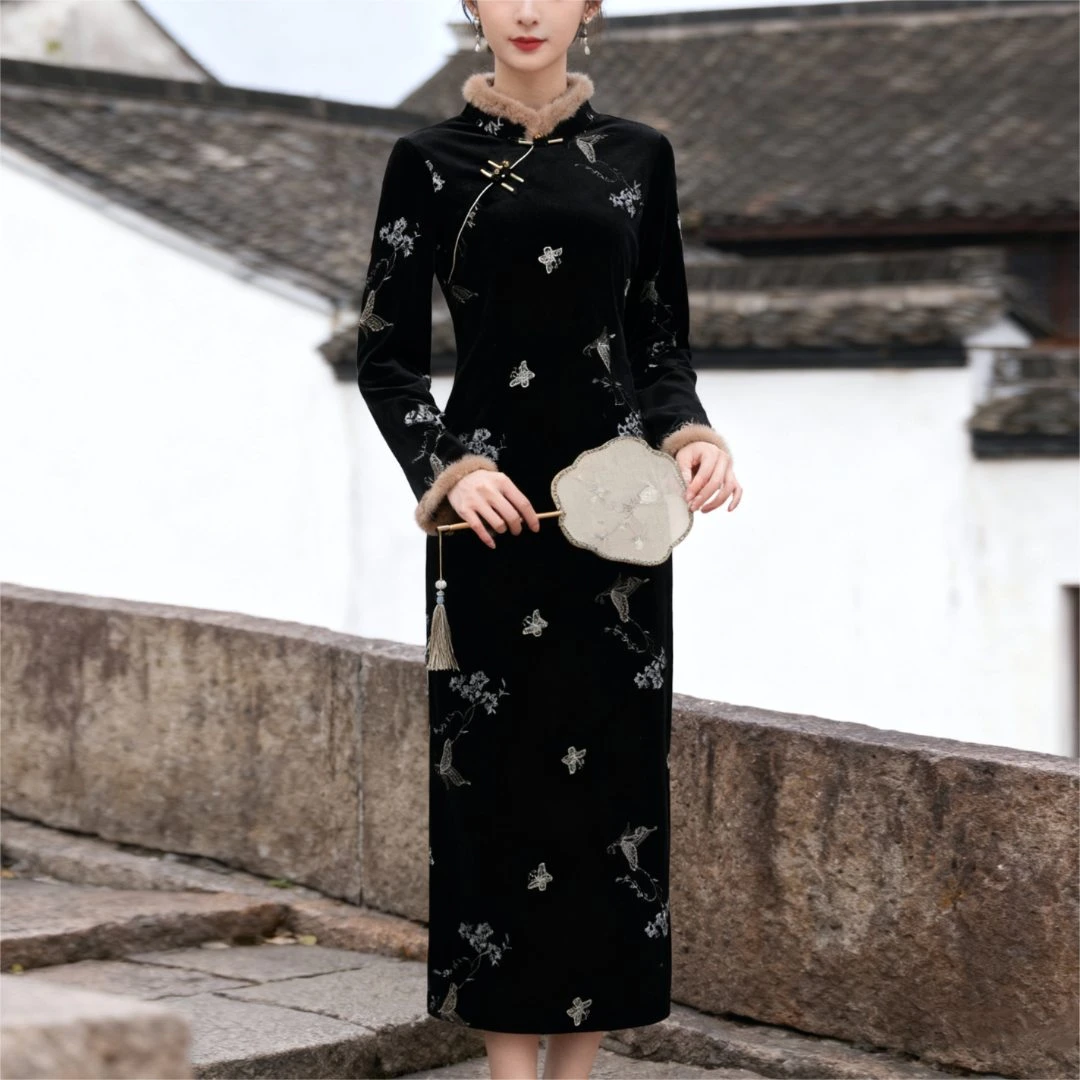 俏娘鱼黑色复古新中式保暖毛绒领旗袍女2025冬新款绣花改良年轻款