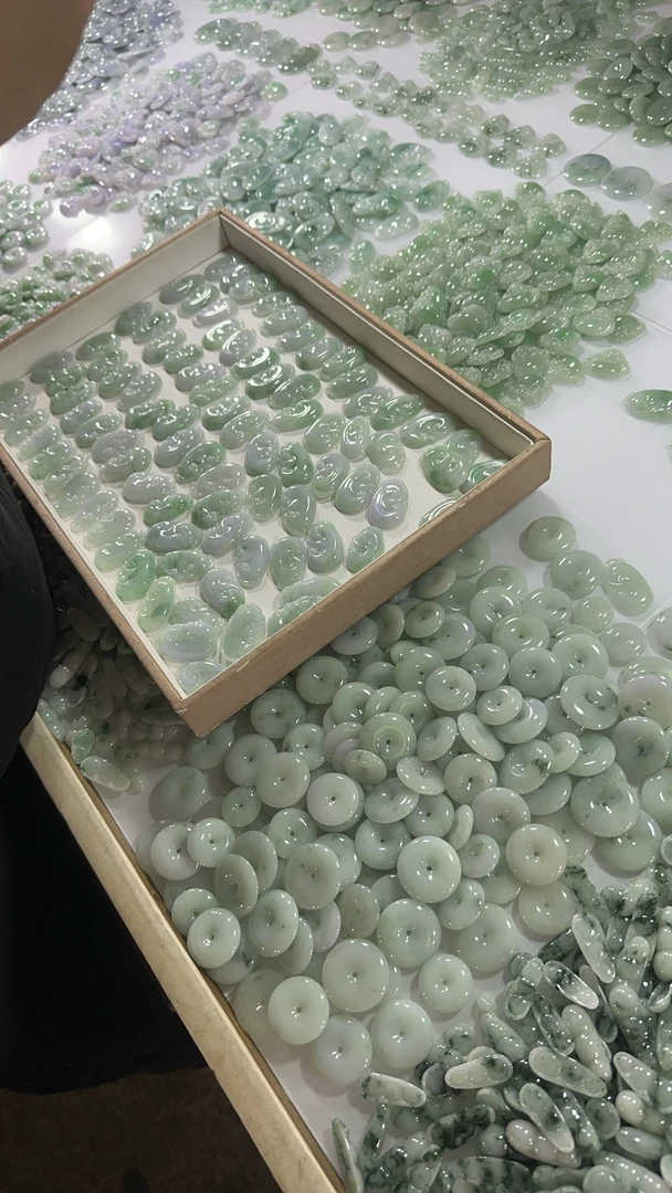 《直播专用福袋链接》随机翡翠成品一枚，随意拍不发货！