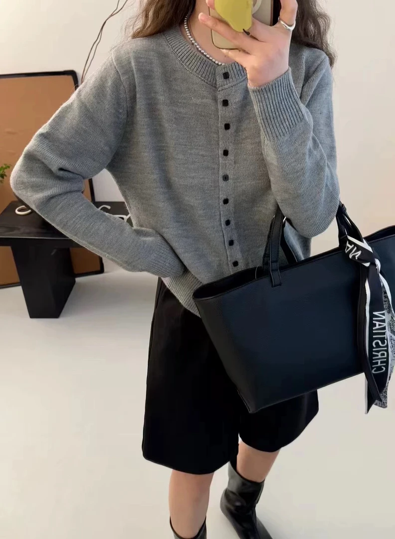 （小清家）简约黑色小方扣圆领上衣