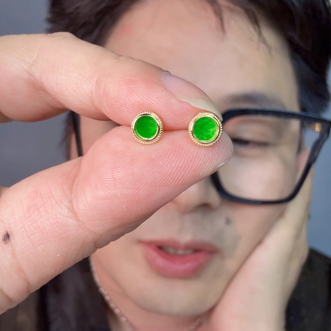 翡翠未镶嵌颈饰一对