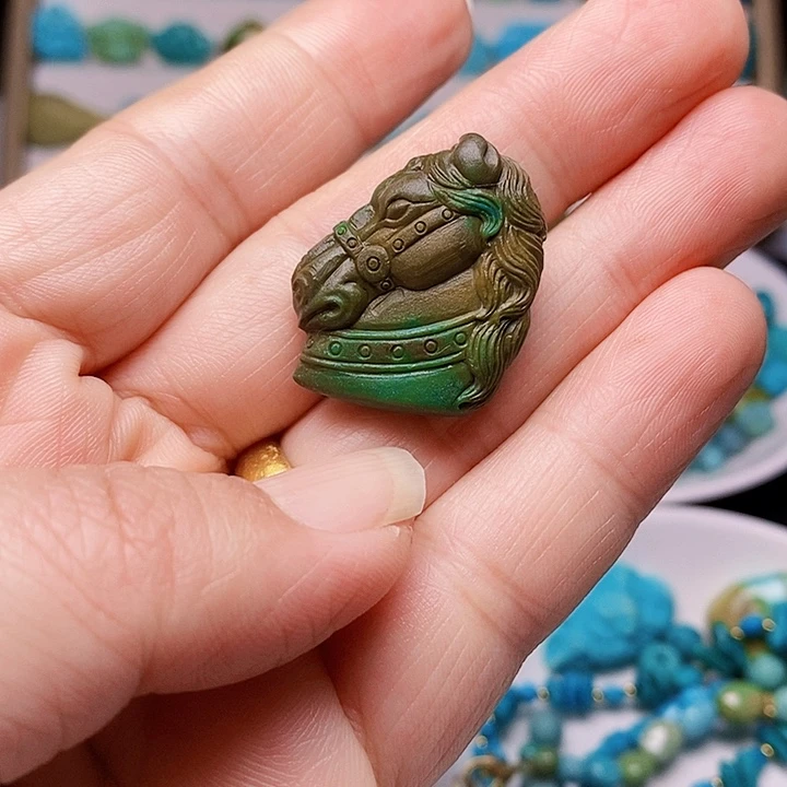 绿松石未镶嵌颈饰