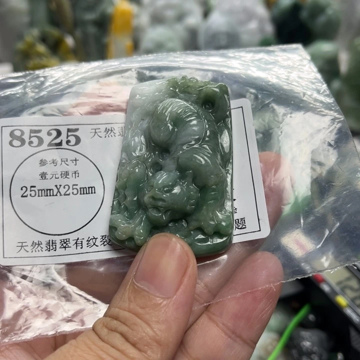 翡翠未镶嵌颈饰8525