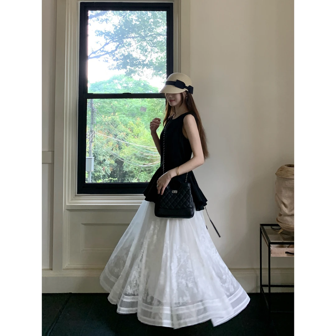 夏日奥黛丽·轻盈垂坠肌理上衣 搭立体花纹蕾丝半裙