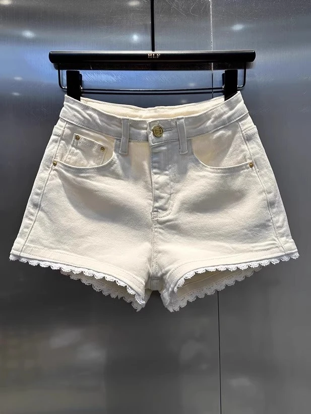 法式减龄小清新裤脚蕾丝拼接白色牛仔短裤2025夏款高腰A字热裤女