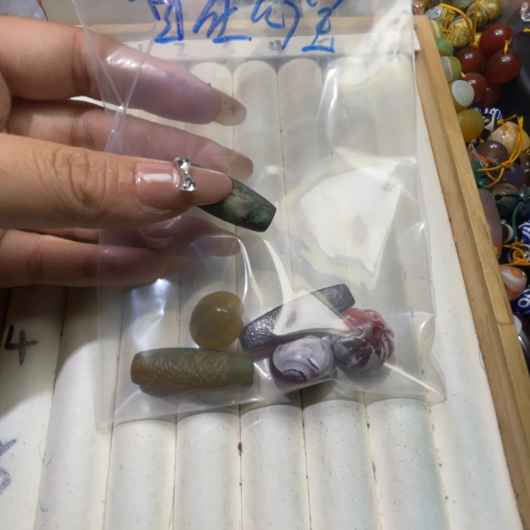 自***宝玛瑙/玉髓未镶嵌珠宝半成品