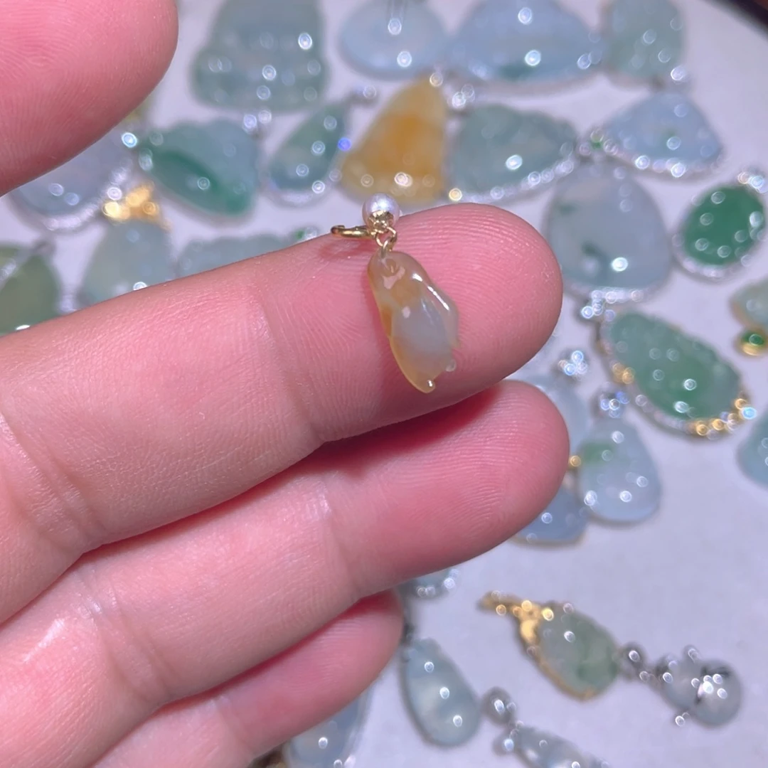 翡翠18K金镶嵌颈饰翡翠