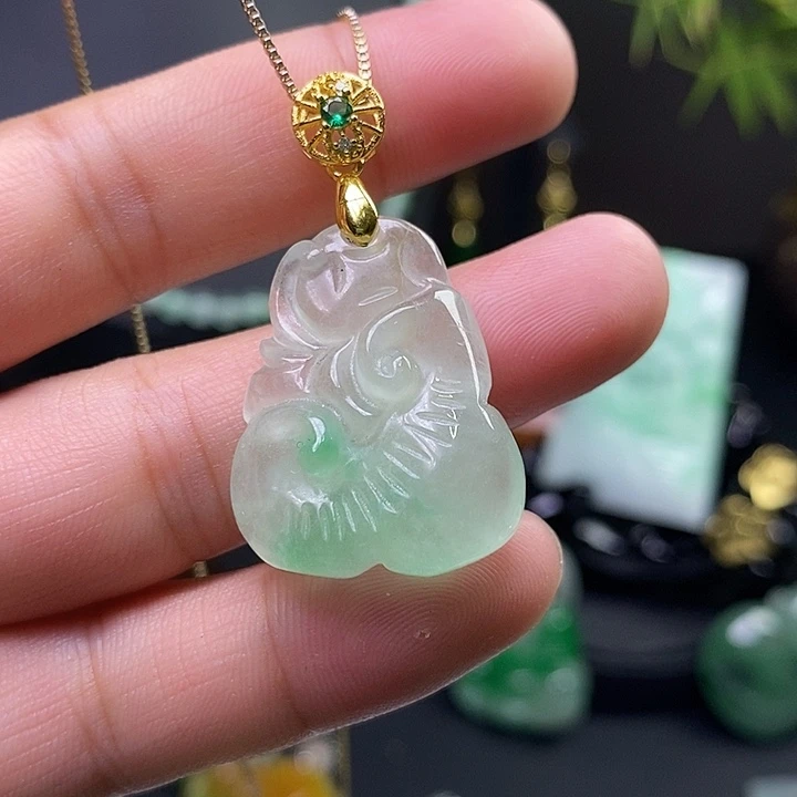 翡翠未镶嵌吊坠(赠链)