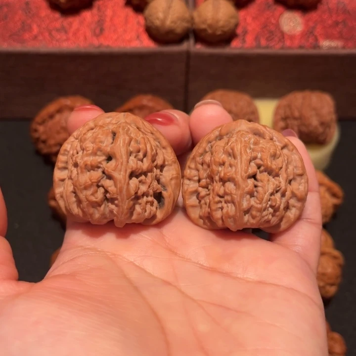 文玩核桃吊坠三角白