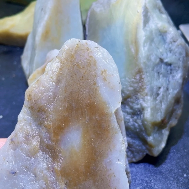 行***走和田玉未镶嵌珠宝半成品
