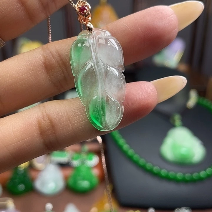 翡翠未镶嵌吊坠(赠链)
