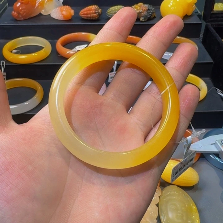 辣***干石英质玉（金丝玉）未镶嵌手镯58