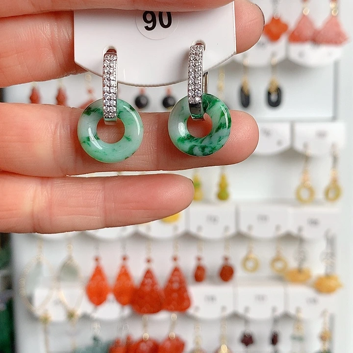 翡翠耳饰未镶嵌翡翠