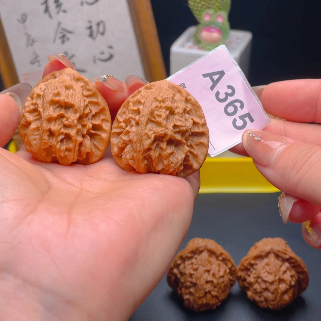 文玩核桃把件梨木台