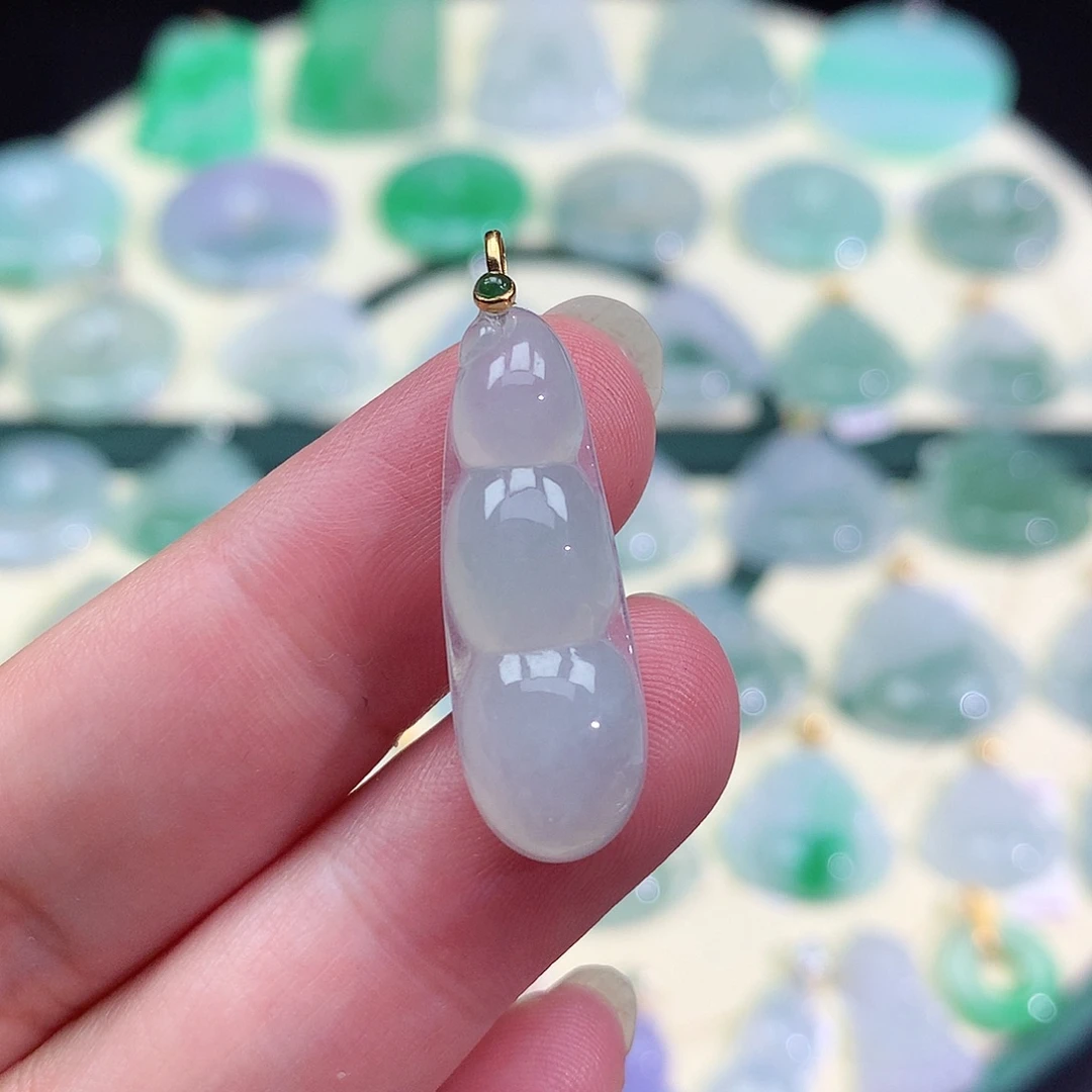 翡翠18K金镶嵌颈饰四季豆