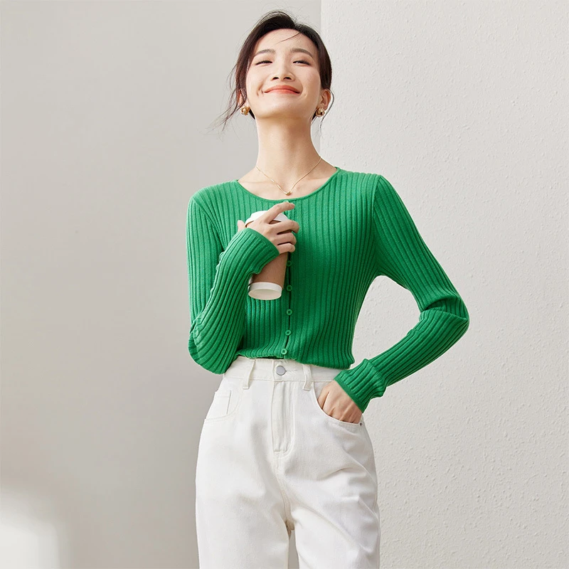 尚都比拉知性佰搭基础款时髦单排扣显瘦羊毛混纺圆领毛织衫50786