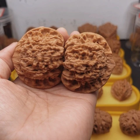 把件文玩核桃在*上