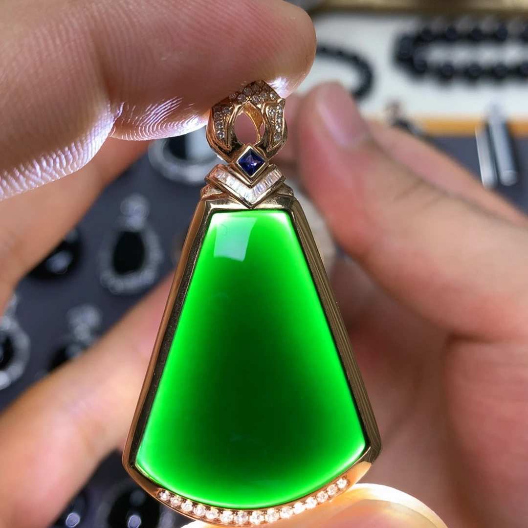 颈饰18K金镶嵌翡翠墨翠无事牌