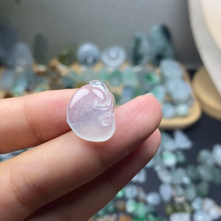 阿***鸡翡翠未镶嵌颈饰如意