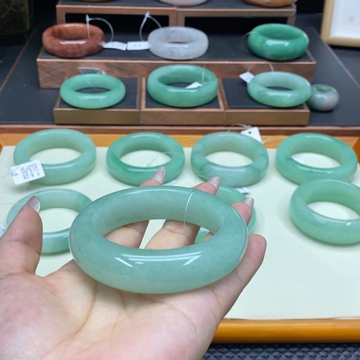 用***8石英质玉未镶嵌手镯
