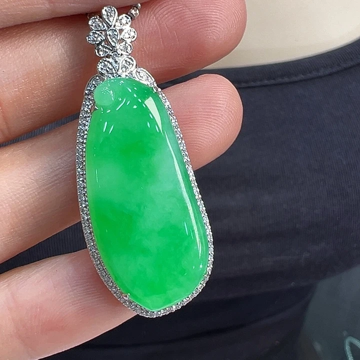 翡翠18K金镶嵌颈饰吊坠