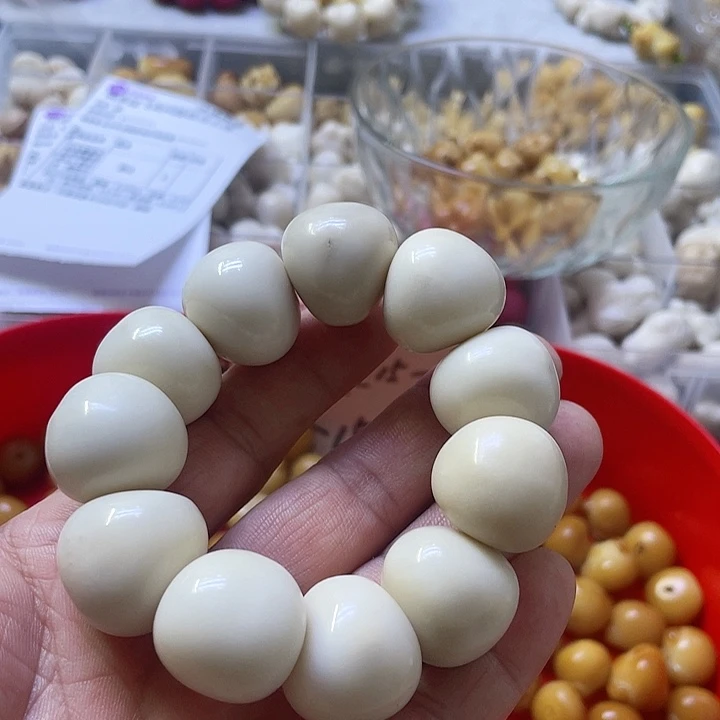 白玉菩提吊坠微瑕象牙果山竹手串一条