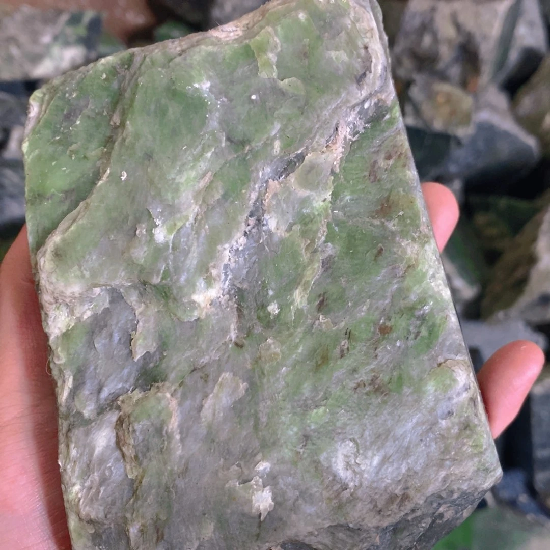 草***上和田玉未镶嵌珠宝半成品