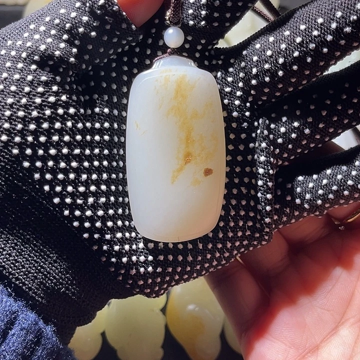 小***墨和田玉未镶嵌颈饰