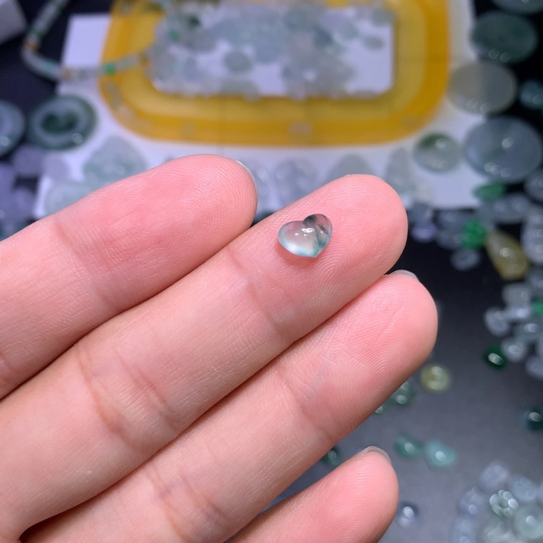 翡翠未镶嵌颈饰爱心