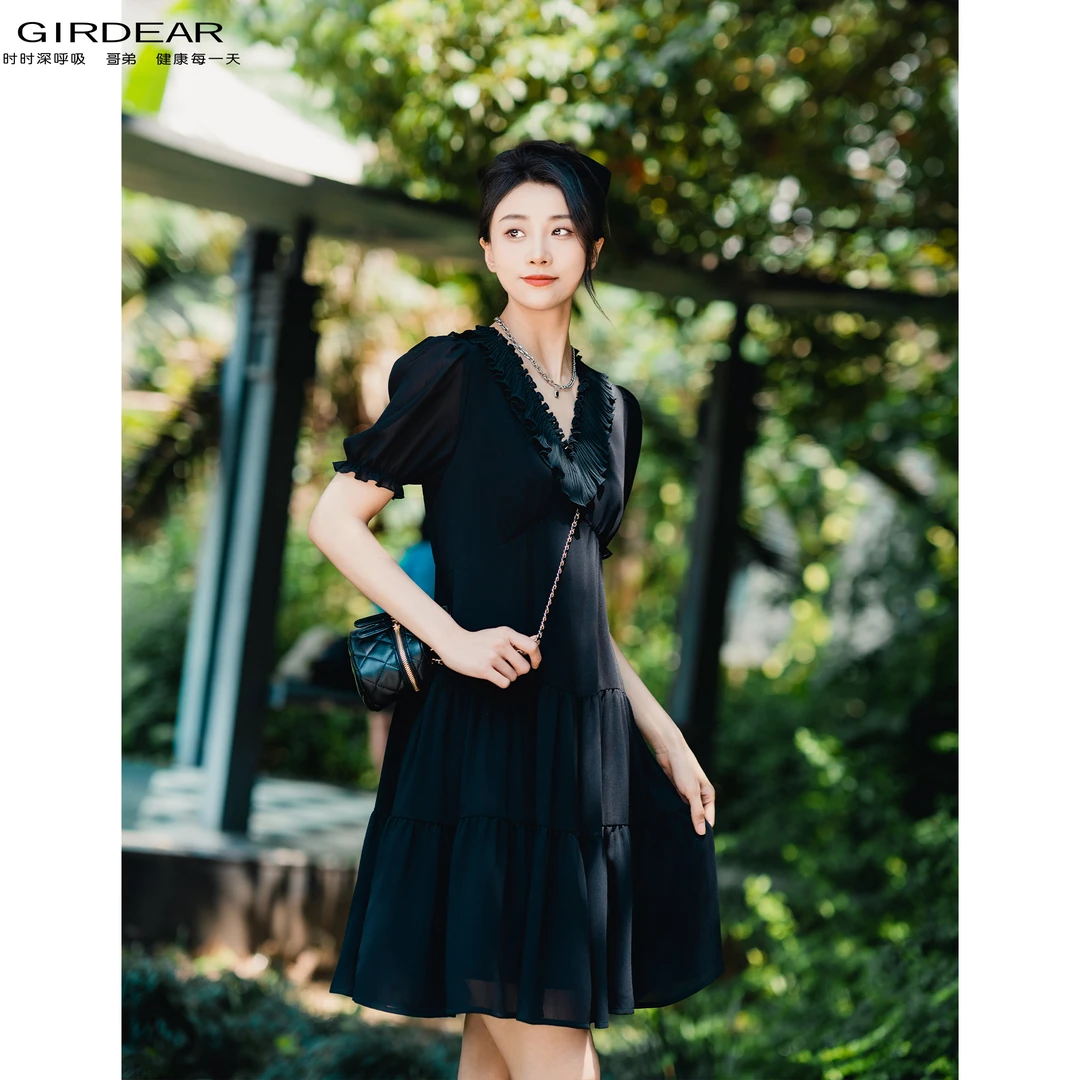 GIRDEAR/哥弟夏季时尚气质甜酷V领遮肚显瘦蛋糕女装连衣裙1500470