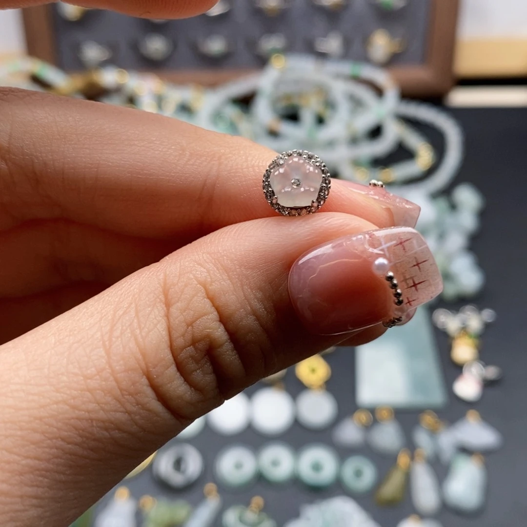 翡翠未镶嵌颈饰你有