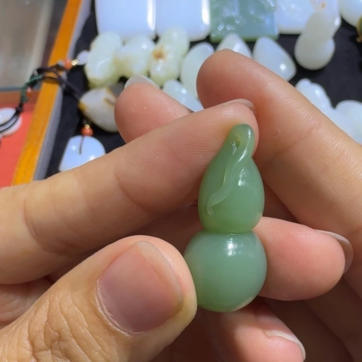 和田玉未镶嵌颈饰葫芦